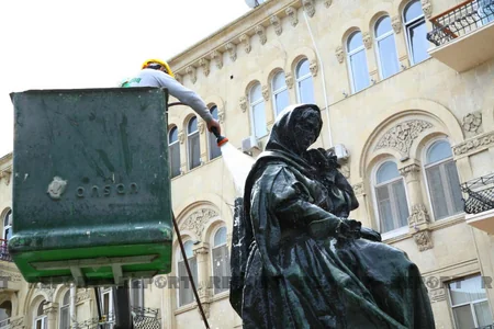 Bakıda heykəllər yuyulur
