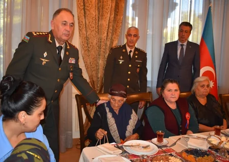 Azərbaycan Ordusunun Baş Qərargah rəisi Tbilisidə şəhid ailələri ilə görüşüb