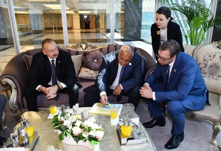 Prezident İlham Əliyev, Prezident Rəcəb Tayib Ərdoğan, 22-ci Dünya Neft Konqresində iştirak edən dövlət və hökumət başçıları arasında qısa söhbət olub
