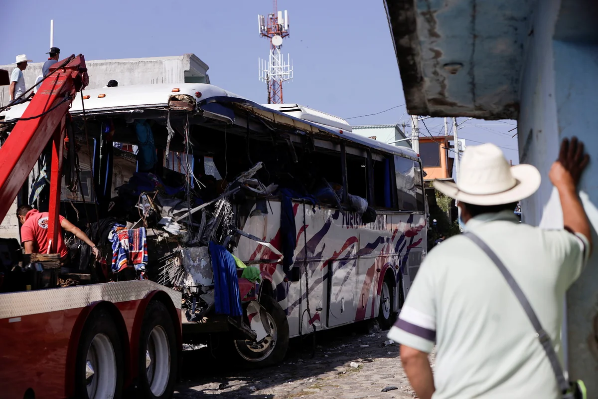At least 19 dead in Mexico highway crash