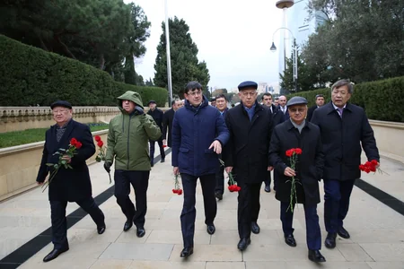 TDT-nin Bakı-Şuşa forumunun iştirakçıları Fəxri və Şəhidlər xiyabanlarını ziyarət ediblər