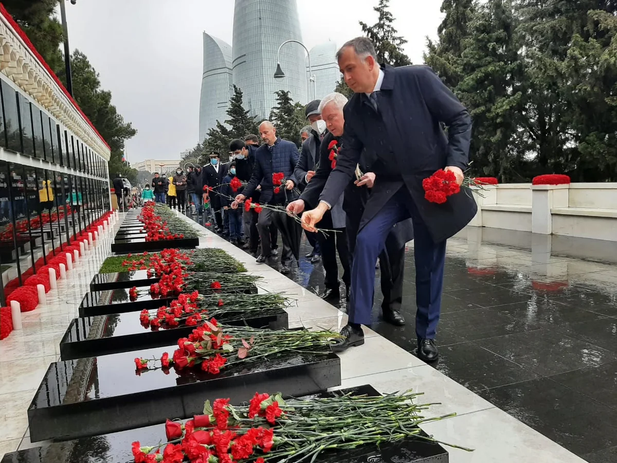 Gürcüstanın səfiri Şəhidlər xiyabanını ziyarət edib