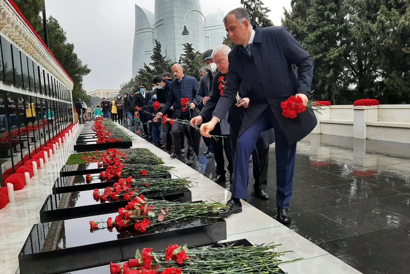 Gürcüstanın səfiri Şəhidlər xiyabanını ziyarət edib