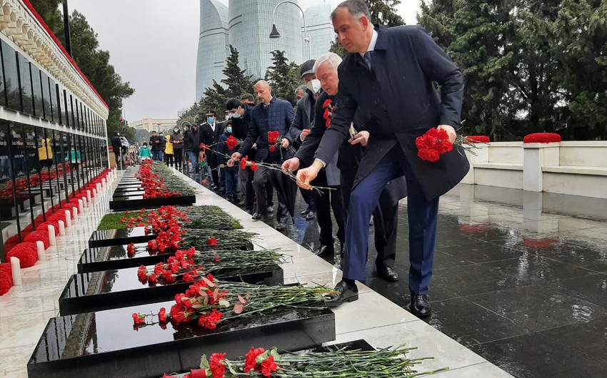Gürcüstanın səfiri Şəhidlər xiyabanını ziyarət edib