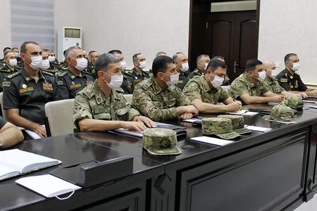 Baş Qərargah rəisi Quru Qoşunlarında olub, xidməti müşavirə keçirib