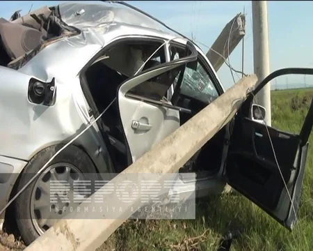 Goranboyda avtomobil işıq dirəyinə çırpılıb, ölən var