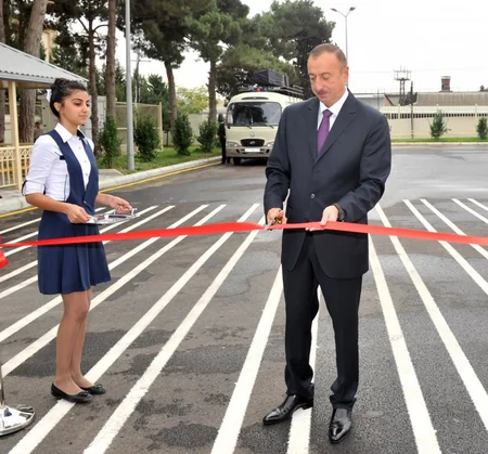 ​Prezident İlham Əliyev 148 nömrəli tam orta məktəbdə yenidənqurma işlərindən sonra yaradılan şəraitlə tanış olub