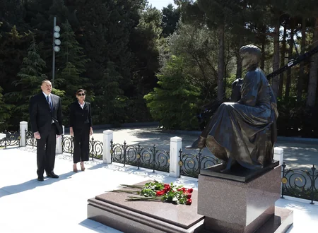 Azərbaycan Prezidenti Ümummilli Lider Heydər Əliyevin məzarını ziyarət edib