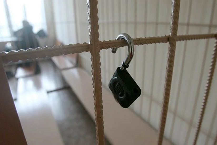 Bakıda qadına qarşı dələduzluq edən şəxs məhkəmə zalından azadlığa buraxılıb