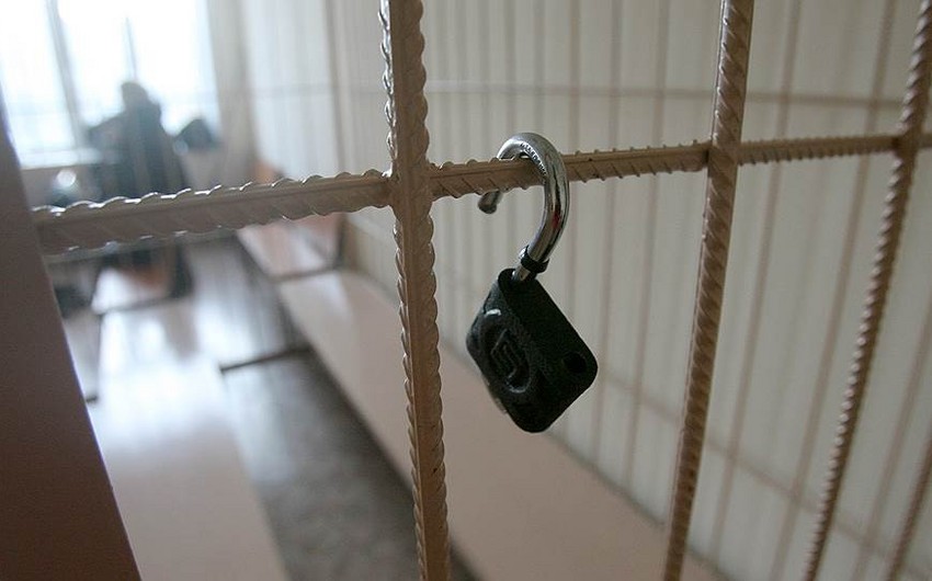 Bakıda qadına qarşı dələduzluq edən şəxs məhkəmə zalından azadlığa buraxılıb