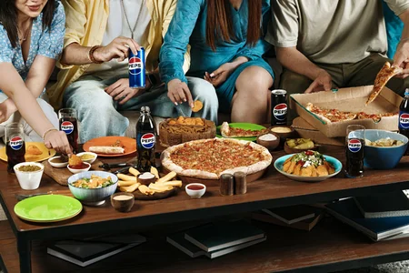 Pepsi 120 ölkədə vizual görkəmini dəyişərək 14 ildən sonra yeni görünüşünü təqdim edir - FOTO
