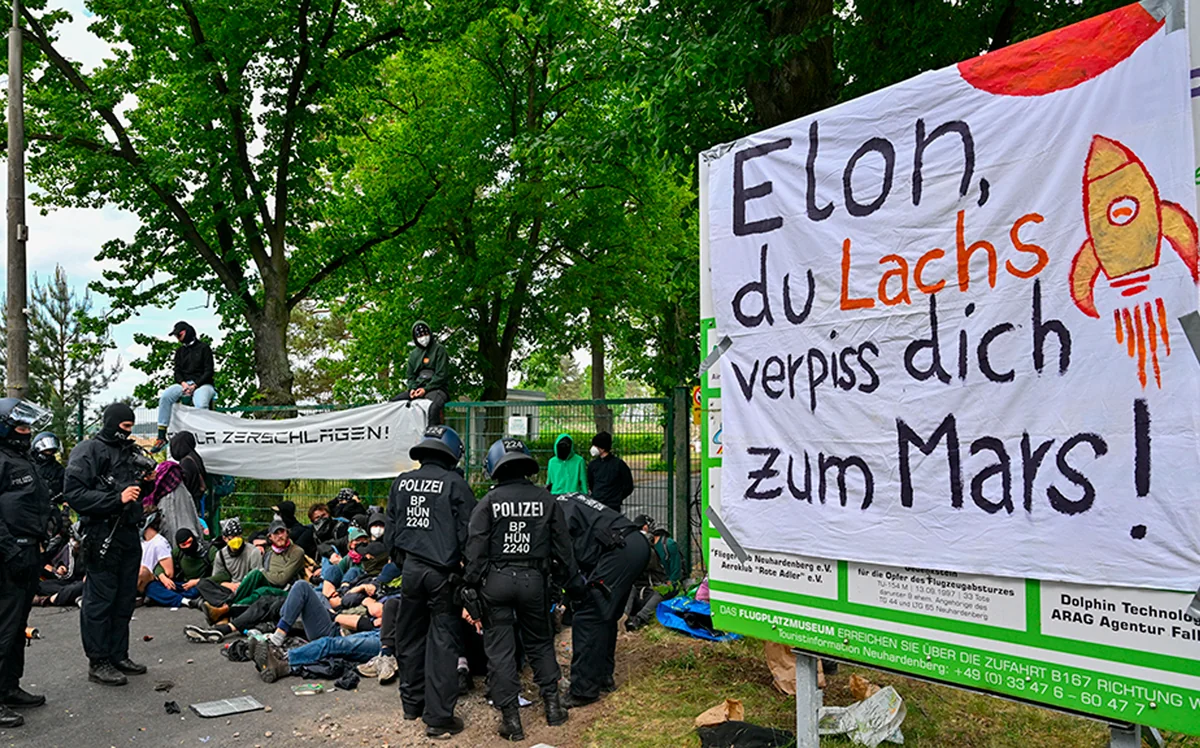 В ходе акции против Tesla в Германии пострадали несколько человек