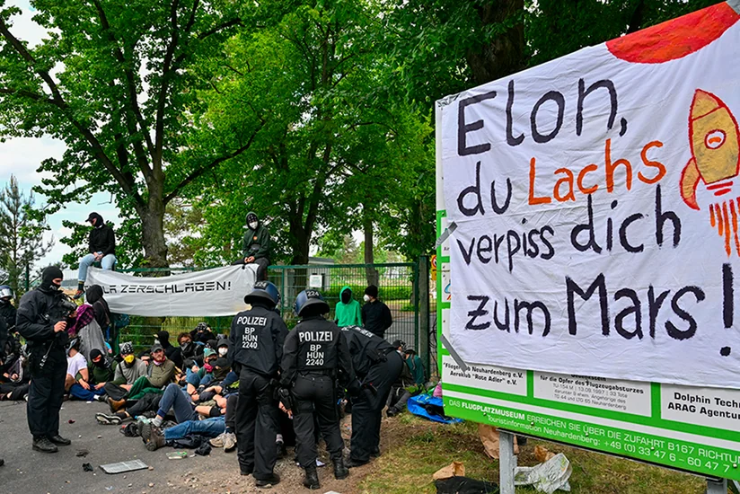 В ходе акции против Tesla в Германии пострадали несколько человек