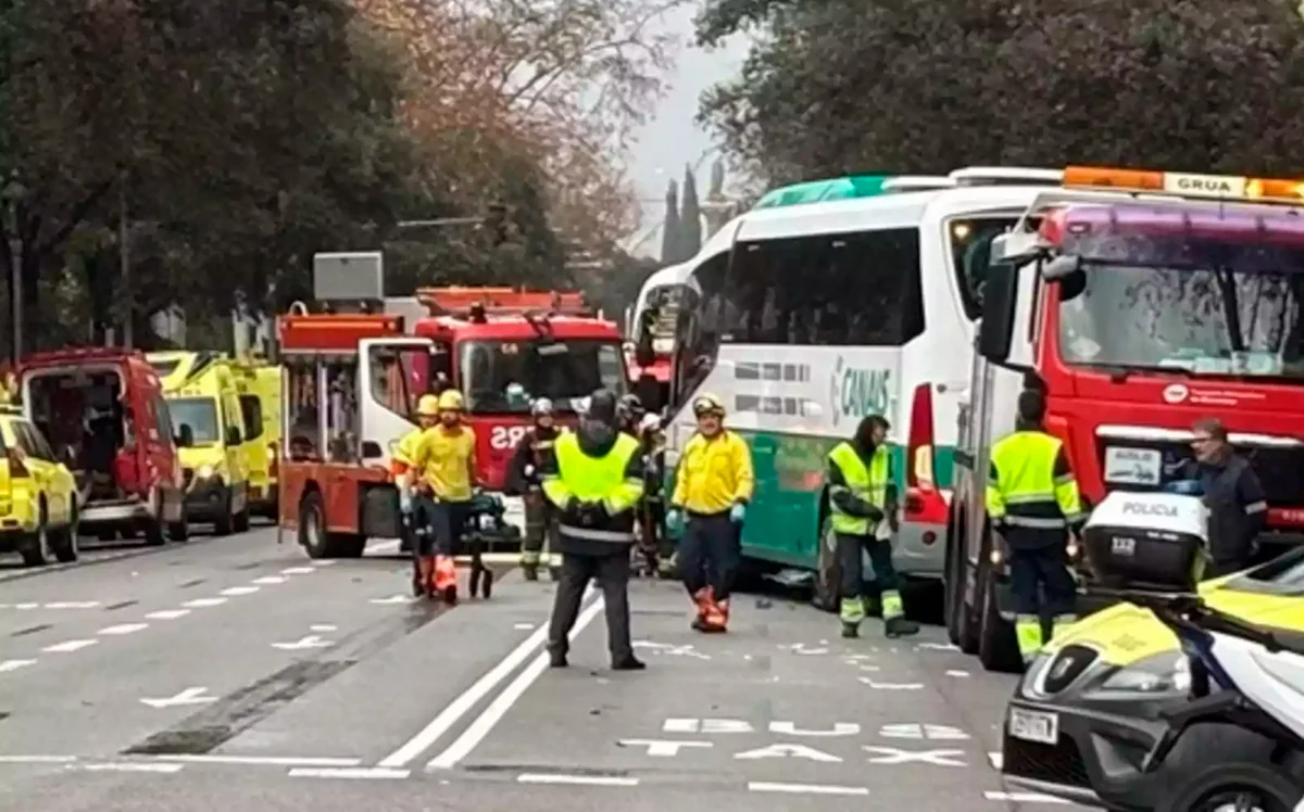 Barselonada iki avtobusun toqquşması nəticəsində 30-dan çox insan xəsarət alıb