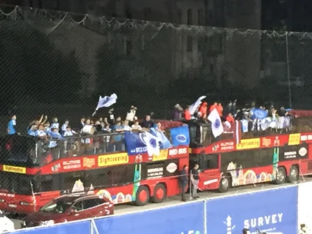 Azarkeşlər matçı izləmək üçün ikimərtəbəli avtobus icarəyə götürdülər