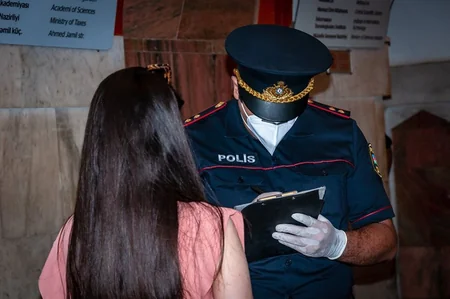 Bakı metrosunda maska taxmayanlar cərimələnib