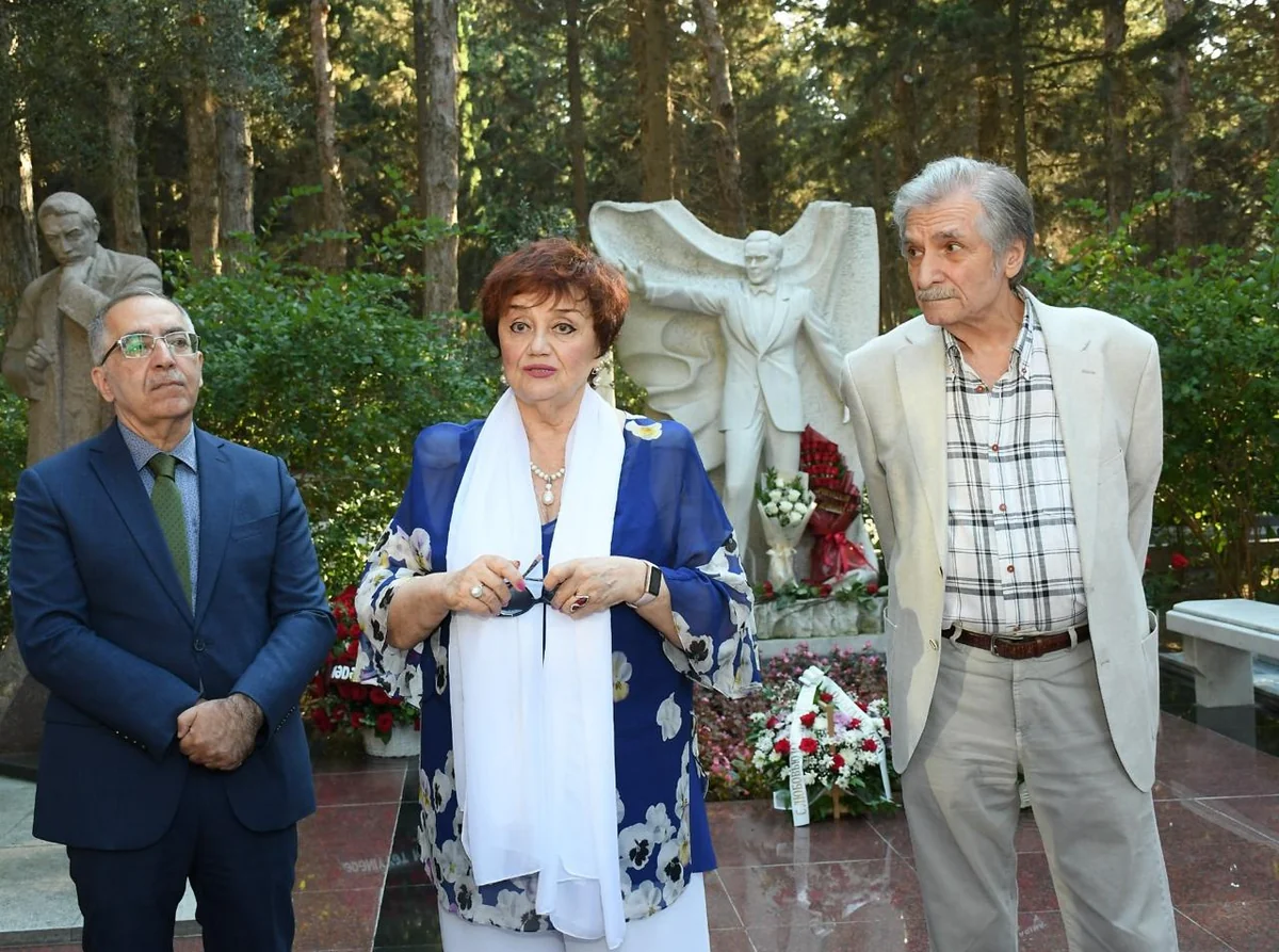 Müslüm Maqomayevin məzarı ziyarət edilib