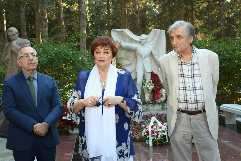 Müslüm Maqomayevin məzarı ziyarət edilib