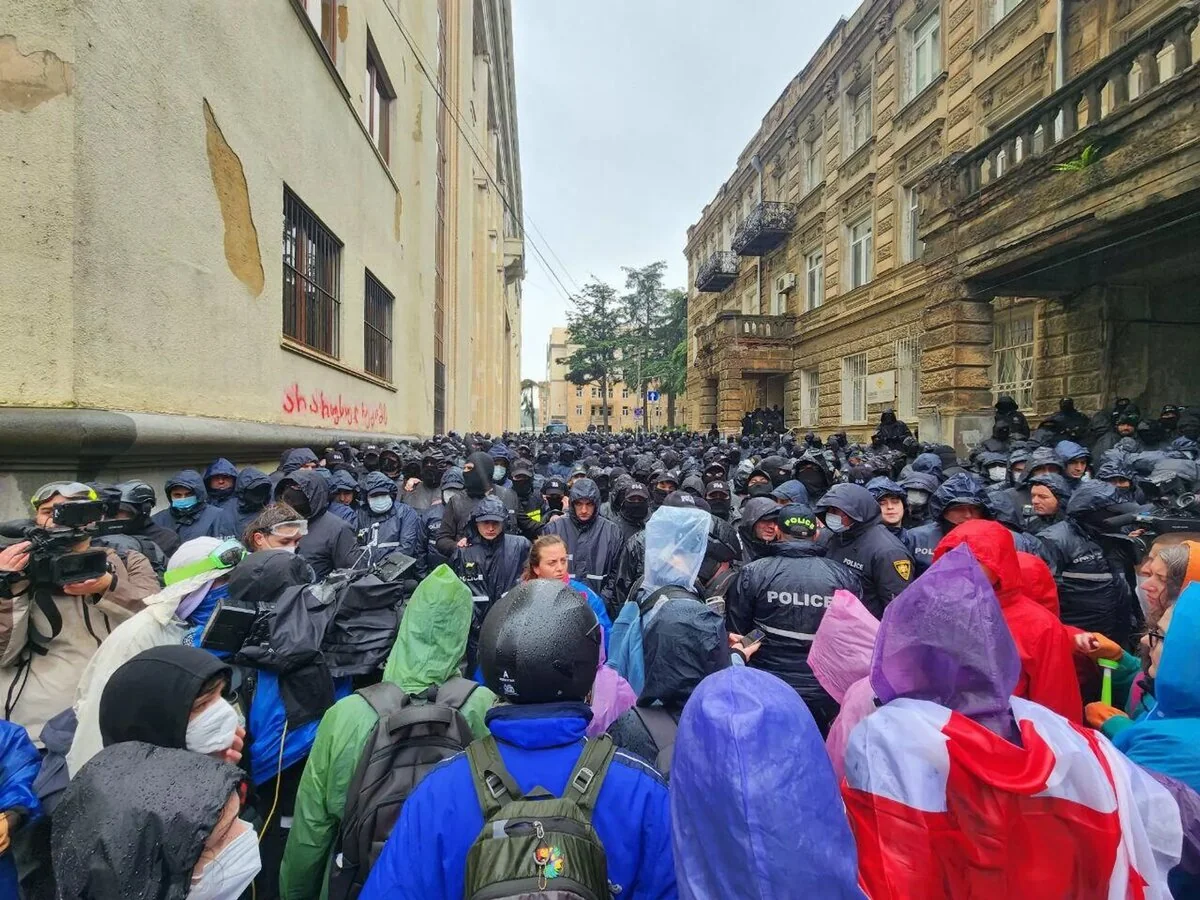 Силы спецназа в Тбилиси начали задерживать участников акции протеста