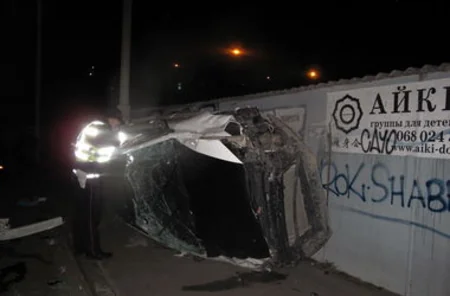 ​Автомобиль с азербайджанскими номерами устроил гонку в Киеве и врезался в бордюр - ФОТО