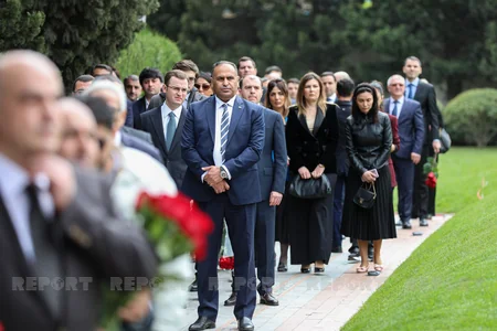 Azerbaijani people commemorate National Leader Heydar Aliyev