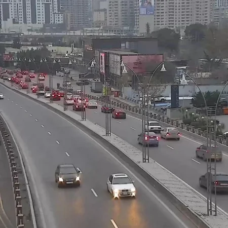 Bakının bir sıra yollarında nəqliyyatın sıxlığı müşahidə edilir