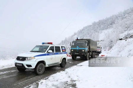 Vehicle belonging to Russian peacekeepers moves freely on Khankandi-Lachin road