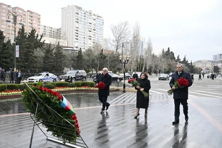 Dövlət və hökumət rəsmiləri Xocalı soyqırımı abidəsini ziyarət ediblər