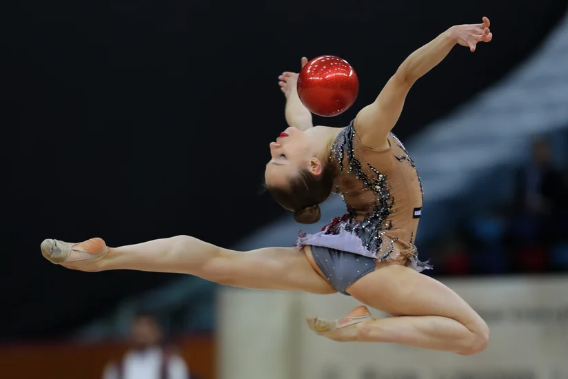 Azərbaycanın bədii gimnastları Bakıdakı dünya çempionatında topla çıxış ediblər