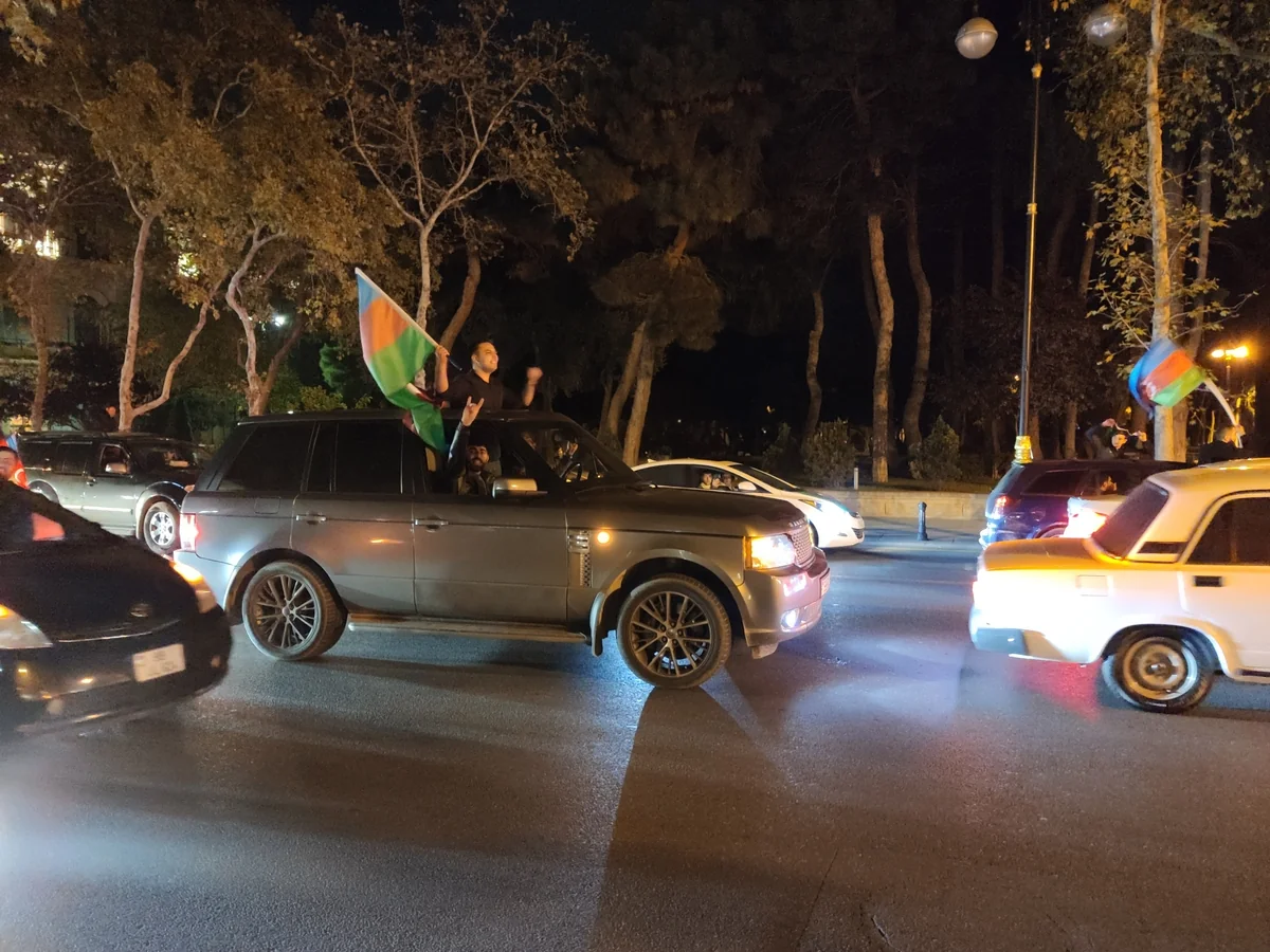 В Баку празднуют победу Азербайджана над Арменией