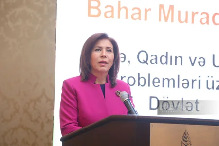 Prezidentin təltif etdiyi 21 qadına dövlət mükafatları təqdim edilib