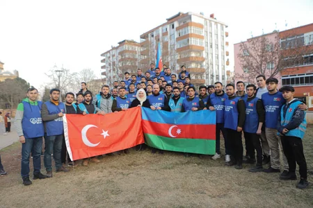 Bilal Ərdoğan Azərbaycan könüllülərinin Türkiyədəki düşərgəsinə baş çəkib