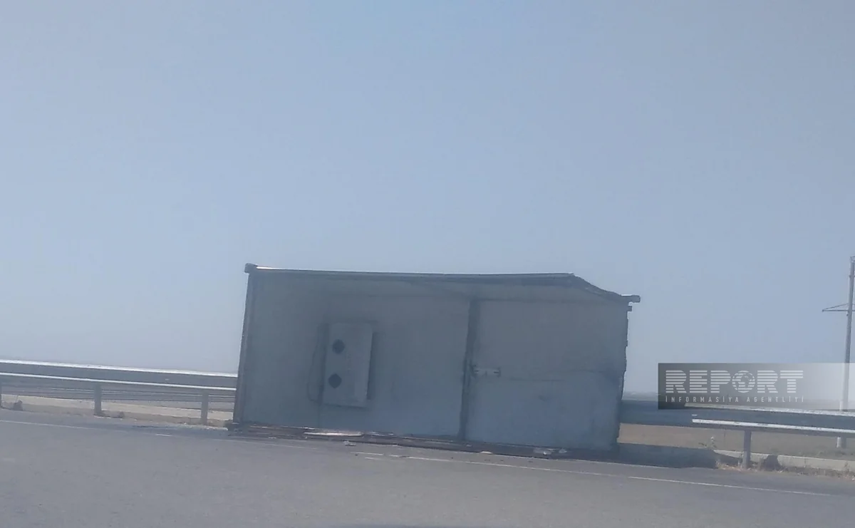 Ələt-Astara yolunda eyni ərazidə iki yol qəzası olub, yük maşını aşıb