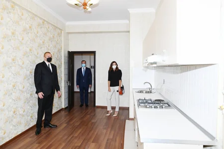 İlham Əliyev və Mehriban Əliyeva Bakıda şəhid ailələrinə, müharibə əlillərinə mənzil və avtomobillərin təqdimatında iştirak ediblər
