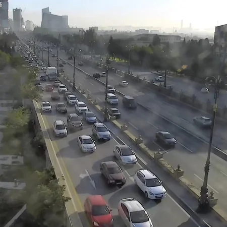 Bakının bir sıra yollarında tıxac yaranıb - SİYAHI