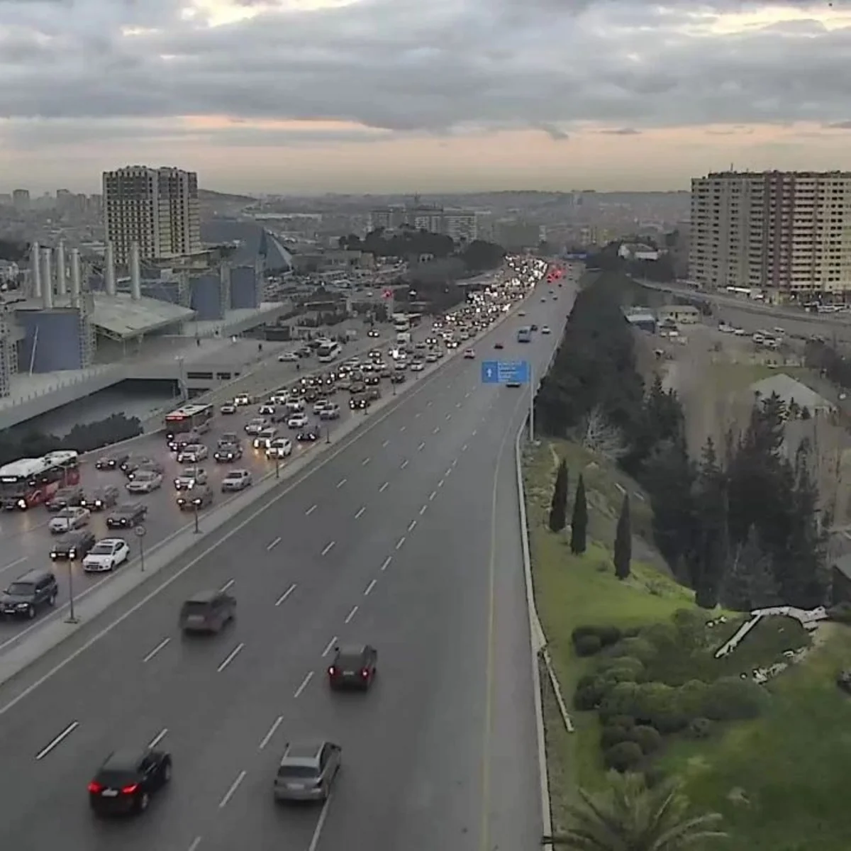 Bakının bəzi küçə və prospektlərində nəqliyyatın sıxlığı müşahidə edilir - SİYAHI