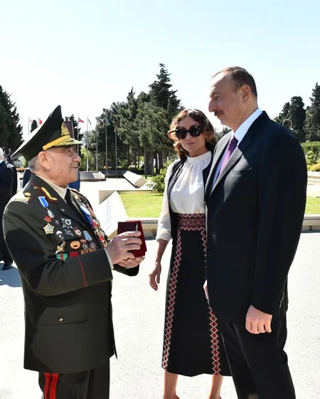 ​Prezident İlham Əliyev 9 May - Qələbə bayramı münasibətilə Bakıda keçirilən mərasimdə iştirak edib