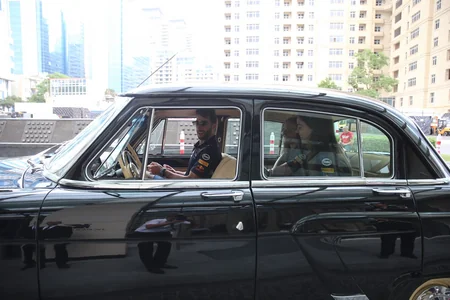 Formula 1 pilotları klassik avtomobillərlə yürüş ediblər