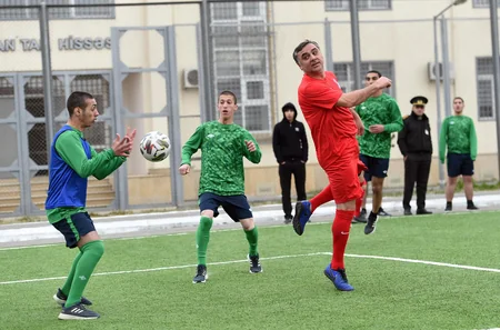 Məhbuslarla futbol veteranları arasında yoldaşlıq oyunu keçirilib