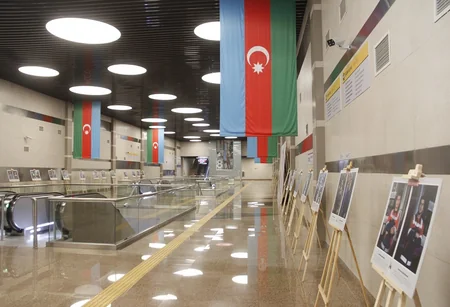 Bakı metrosunda Sizinlə qürür duyuruq layihəsi davam edir