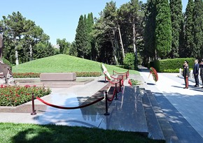 Defense Minister of Azerbaijan visits Alley of Honor and Victory Park