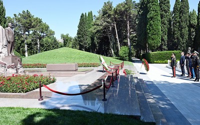Müdafiə naziri Fəxri Xiyabanda və Zəfər parkında olub