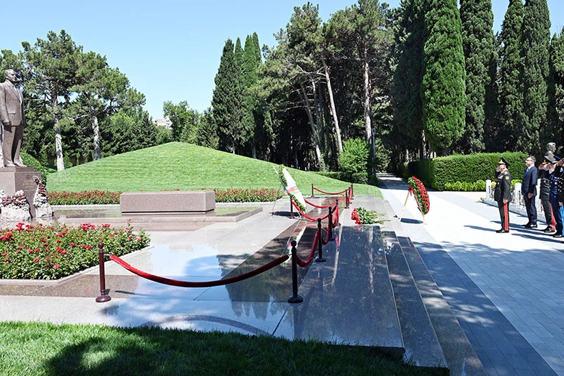 Müdafiə naziri Fəxri Xiyabanda və Zəfər parkında olub