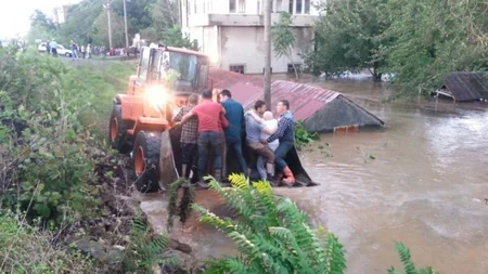 Trabzonda iki nəfəri sel aparıb