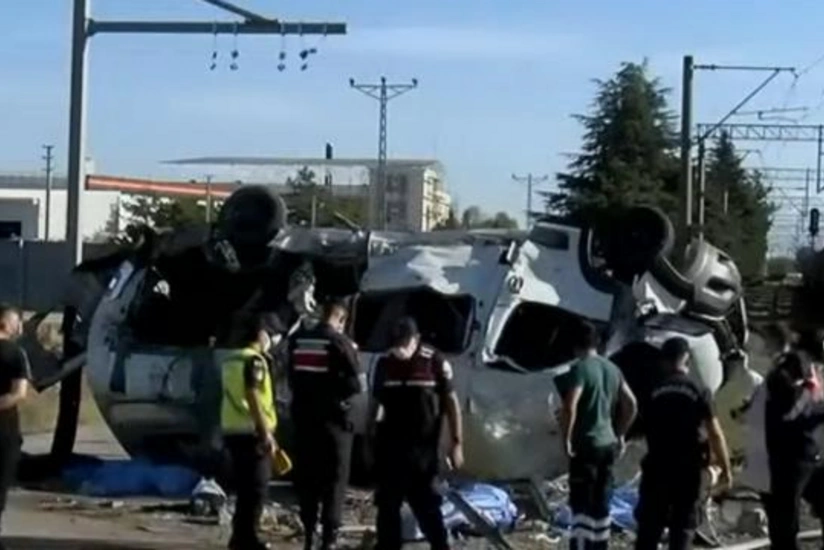 Türkiyədə qatarla mikroavtobus toqquşub, 6 nəfər ölüb, 6-sı yaralanıb