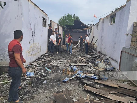 İsmayıllıda 3 ailənin yaşadığı ev yanaraq külə dönüb, xəsarət alanlar var