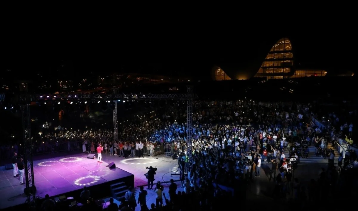 Heydər Əliyev Mərkəzinin parkında Xalq artisti Faiq Ağayevin konserti olub