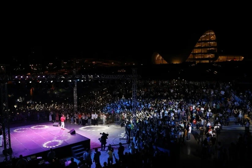 Heydər Əliyev Mərkəzinin parkında Xalq artisti Faiq Ağayevin konserti olub
