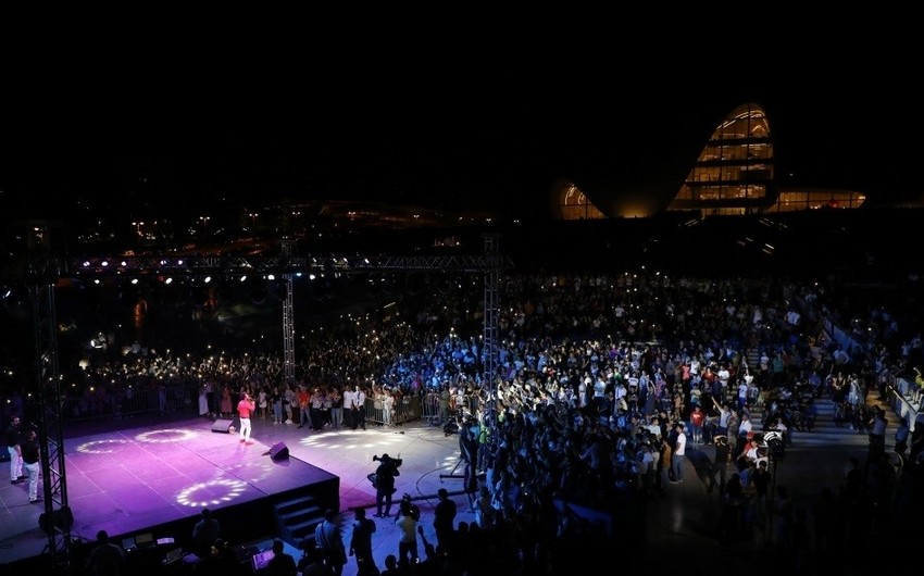 Heydər Əliyev Mərkəzinin parkında Xalq artisti Faiq Ağayevin konserti olub