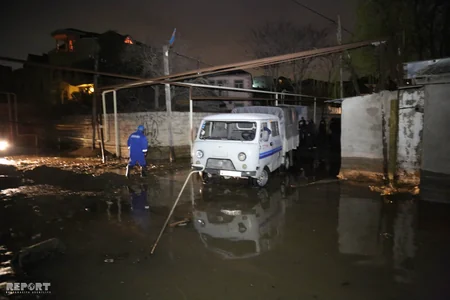 Bakıda borunun partlaması nəticəsində 30-a yaxın ev su altında qalıb, sakinlər təxliyyə ediliblər - VİDEO - YENİLƏNİB